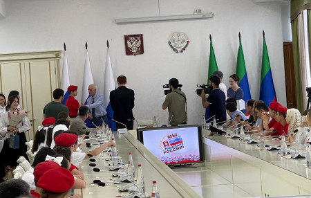 В День России школьникам вручили паспорта по достижению 14-ти лет в конференц-зале Дома дружбы ГБУ РД 