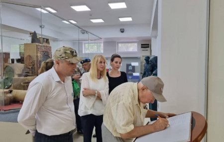 Ветеран ВОВ посетил экспозиционно-выставочный зал Дружбы народов России