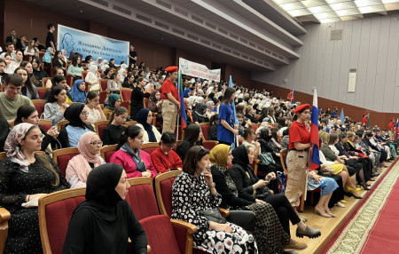 Союз женщин Дагестана проводит акцию в поддержку Российской Армии и решений Президента РФ
