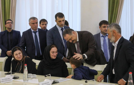 Глава Дагестана встретился с семьями погибших при исполнении воинского долга на СВО дагестанцев