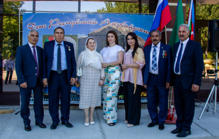 Празднование Дня независимости Азербайджанской Республики прошло на площадке перед зданием Дома Дружбы ГБУ РД «Президент-комплекс»